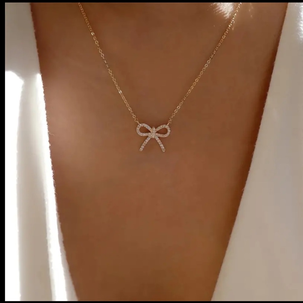NWT 🤍pendant “Little bow”🤍